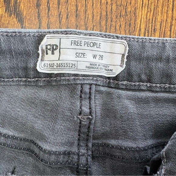 Free People Straight Leg Frayed Hem Cropped Jeans Washed Black 26” Inseam Sz 28 - Picture 6 of 12